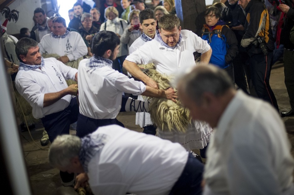 El rito de la colocación de los enormes cencerros. (Iñigo URIZ / ARGAZKI PRESS)