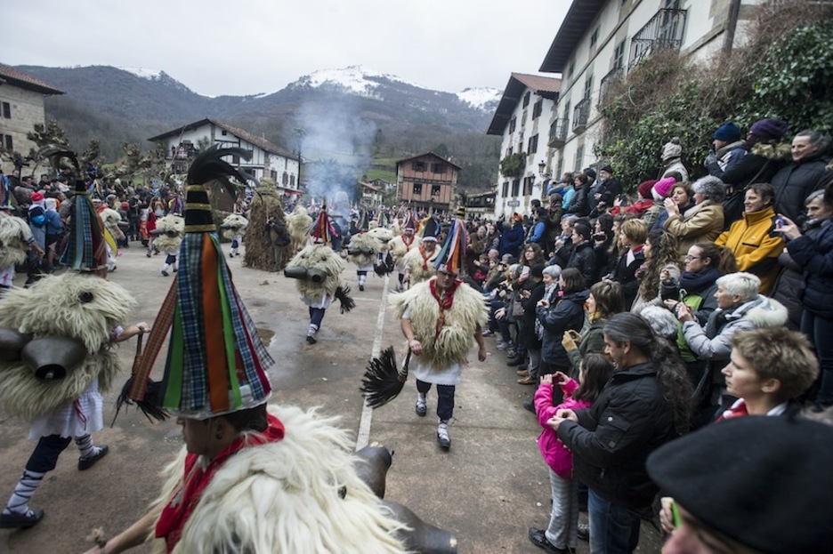 Los ‘joaldunak’ salen de Zubieta camino de Ituren. (Iñigo URIZ / ARGAZKI PRESS)