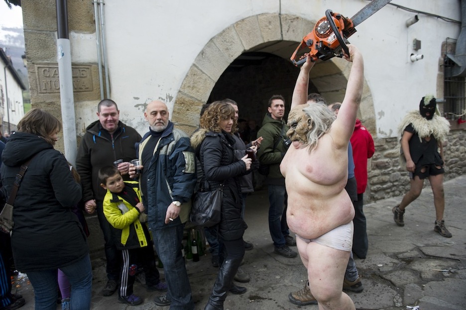 La versión navarra de Leatherface, el de ‘La matanza de Texas’. (Iñigo URIZ / ARGAZKI PRESS)