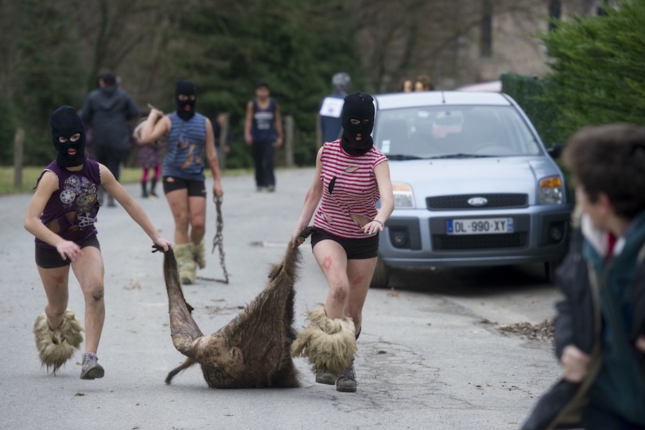 Dos chicas arrastran una piel animal. (Iñigo URIZ / ARGAZKI PRESS)