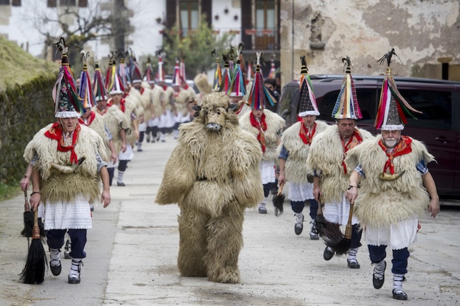 Los ‘joaldunak’, acompañados por el carnero (‘aharia’). (Iñigo URIZ / ARGAZKI PRESS)