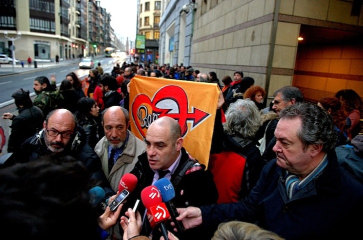 El abogado de los acusados de Kukutza, Iñaki Carro, hace declaraciones antes de inicarse la vista oral. (ARGAZKI PRESS)