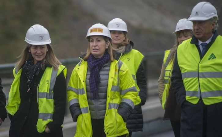 Ana Oregi junto a la ministra española de Fomento, Ana Pastor, en una imagen de archivo. (Andoni CANELLADA/ARGAZKI PRESS)