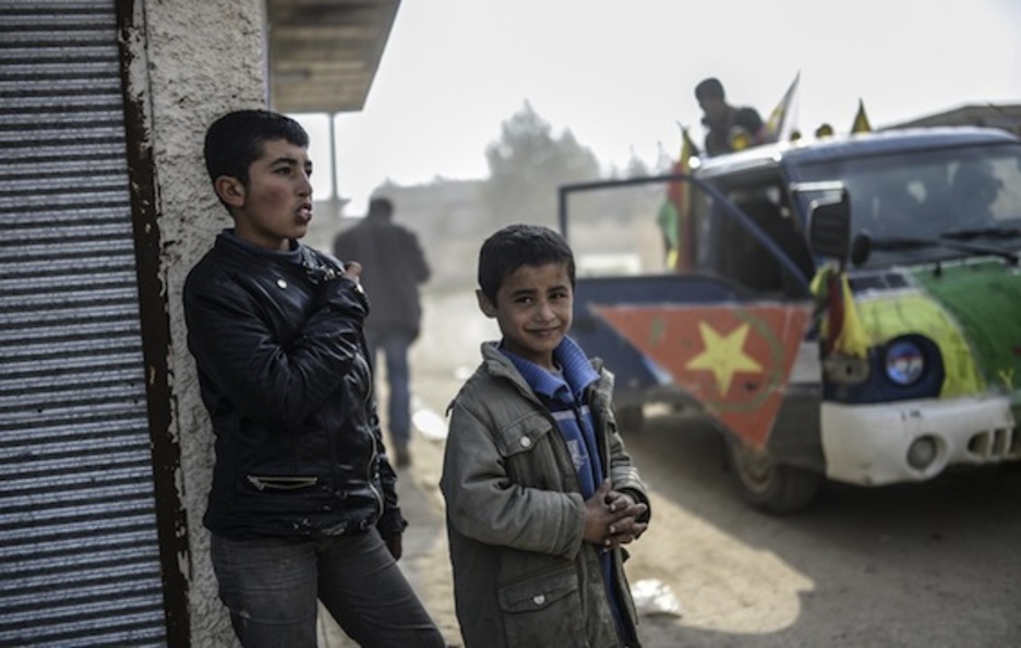 Dos niños, en el centro de Kobane. (Bulent KILIC/AFP PHOTO)