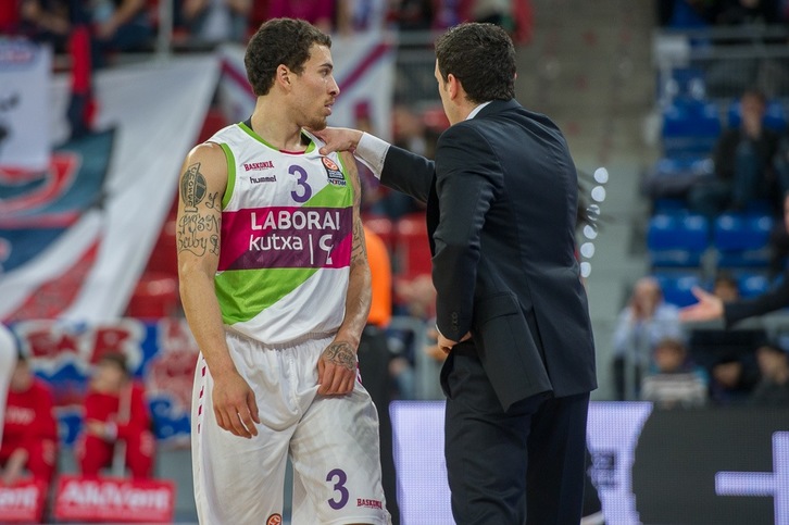 Mike James e Ibon Navarro, durante el encuentro de hoy. (Juanan RUIZ / ARGAZKI PRESS)