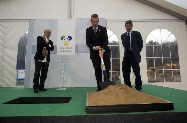 Olano, en marzo de 2011, colocando la primera piedra de la incineradora de Zubieta junto a Odón Elorza y Carlos Ormazabal. (Juan Carlos RUIZ / ARGAZKI PRESS) 