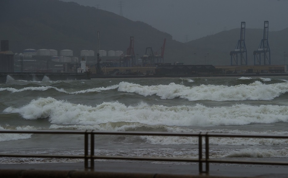 Bilboko portua, Ereagatik ikusita. (Luis JAUREGIALTZO/ARGAZKI PRESS)