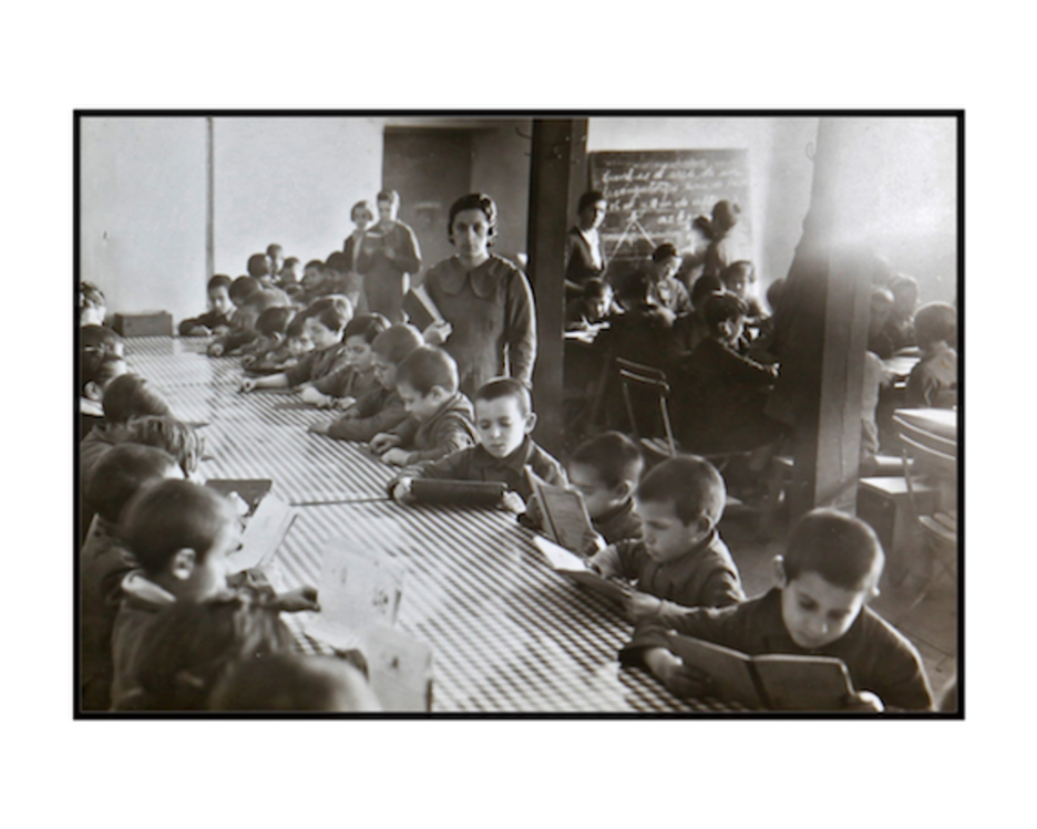 Haur euskaldun errefuxiatuei klaseak ematen Orthezeko aterpean. (EUSKADIKO ARTXIBO HISTORIKOA)