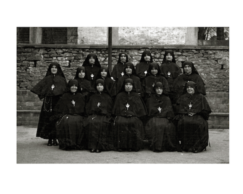 Maitasun Errukiorreko Mirabeen Eskolako lekaimeak Donostian, 1955. urtean. (KUTXATEKA)