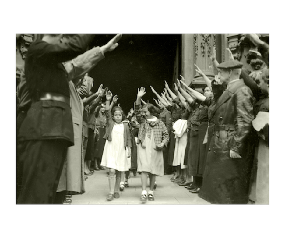 Donostian, Santa Maria elizaren irteera, 1940ko hamarkadaren hasieran. (Pascual MARIN)