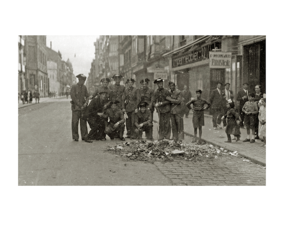 Liburuak erretzen Donostiako Garibai kalean, 1936ko irailaren 14an, tropa frankistak hirian sartu ondoren. (Pascual MARIN)