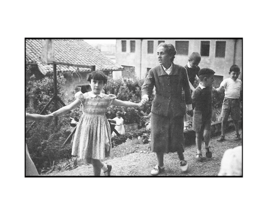 Elbira Zipitria Irastorza, frankismoaren garaiko lehen ikastolako maistra, 1953an ikasleekin batera Urgullen. (Andoni ZINKUNEGI)