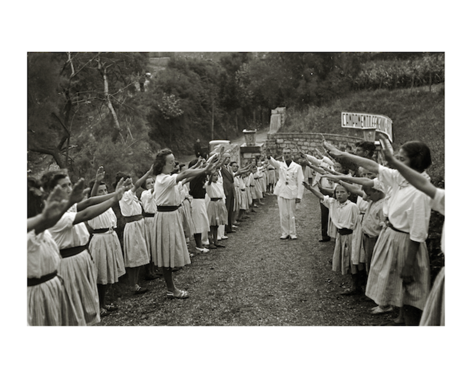 Luis Rodriguez Gipuzkoako gobernadore zibilaren bisita Zumaiako Agustina Simon Gaztediaren Fronteko nesken kanpamentura, 1942an. (Vicente MARTIN)