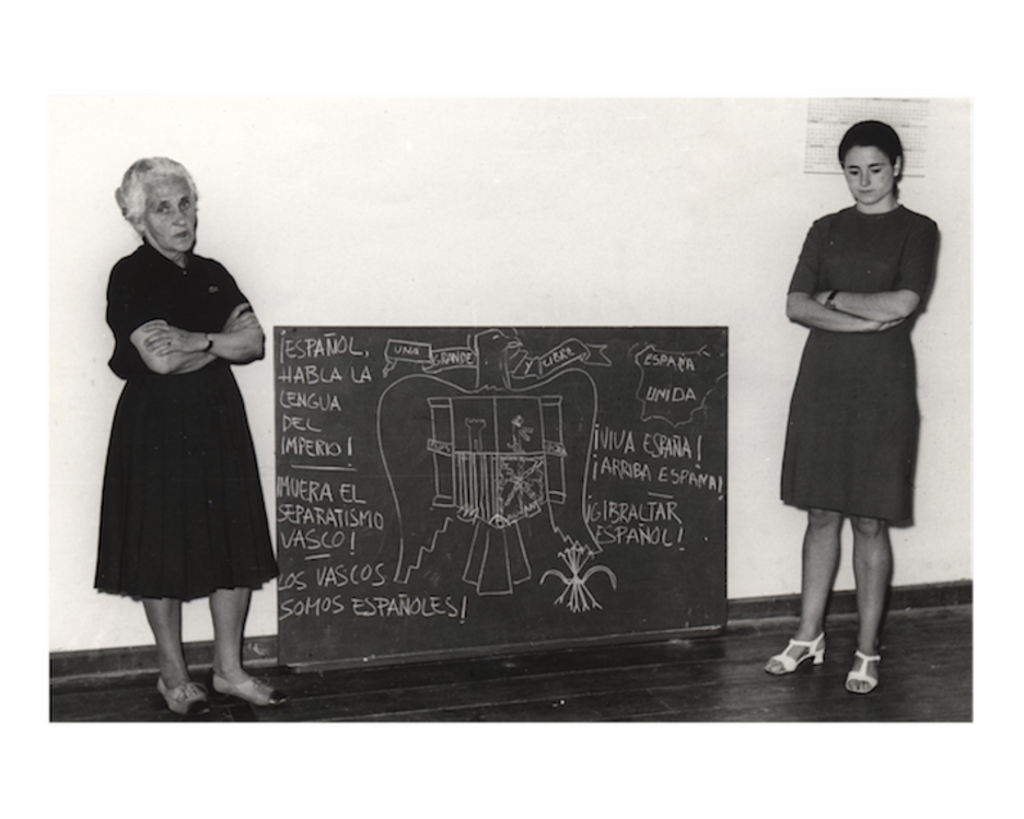 Santa Maria elizak Orixe kultur elkarteari euskara irakasteko utzi zion lokaleko arbela, 1968an. (Mª Karmen MITXELENA)