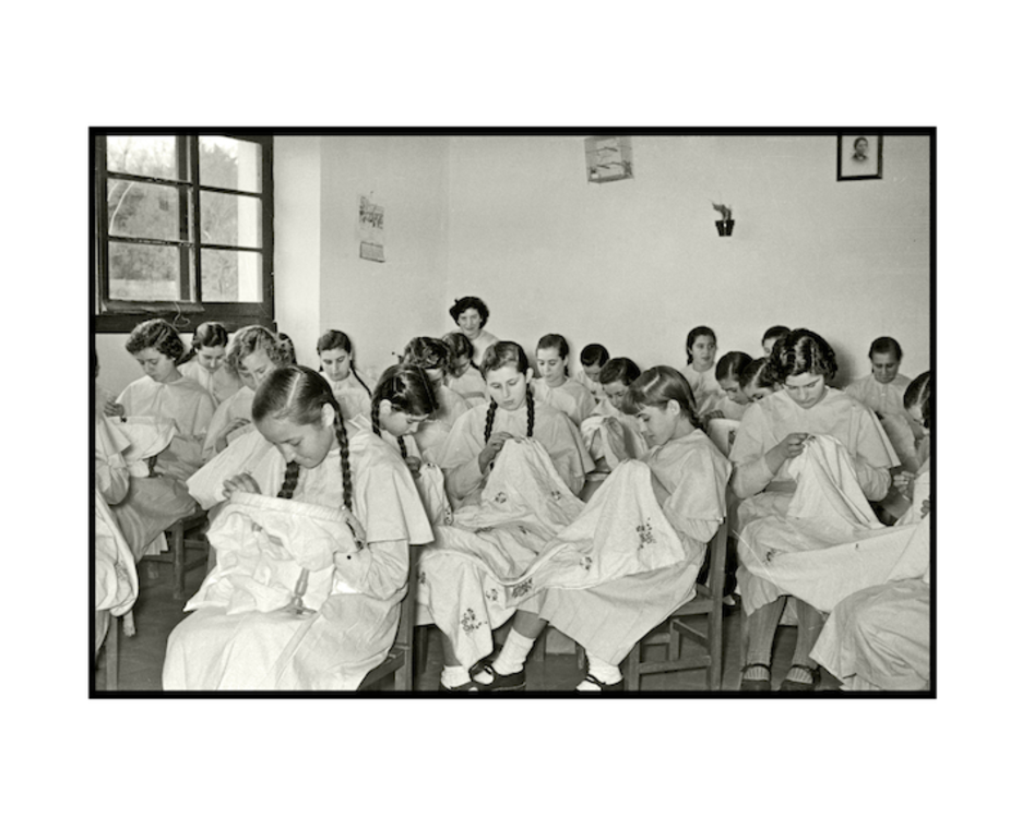 Maitasun Errukia ikastetxeko ikasle neskak, joste ikasketak burutzen. (Paco MARI)