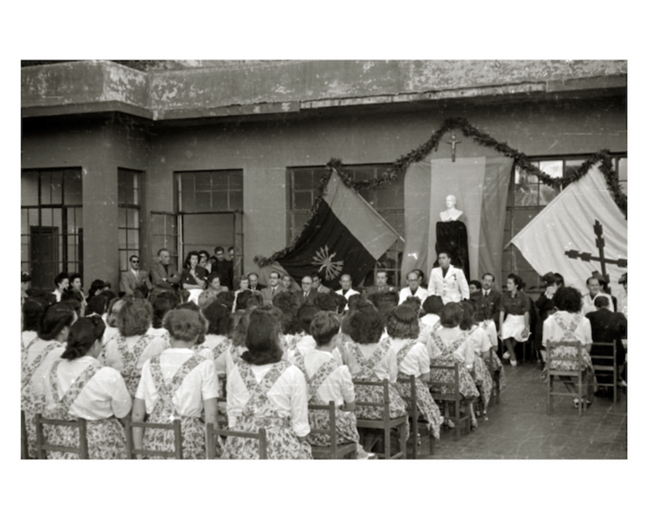 Emakume eskola bateko ikasleak, Donostiako Urgull mendian. (Pascual MARIN)