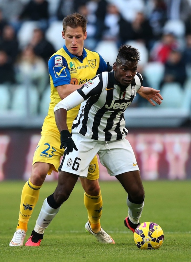 Pogba protege el balón en el partido contra el Chievo. (Marco BERTORELLO/AFP)