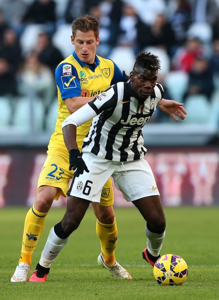 Pogba protege el balón en el partido contra el Chievo. (Marco BERTORELLO/AFP)