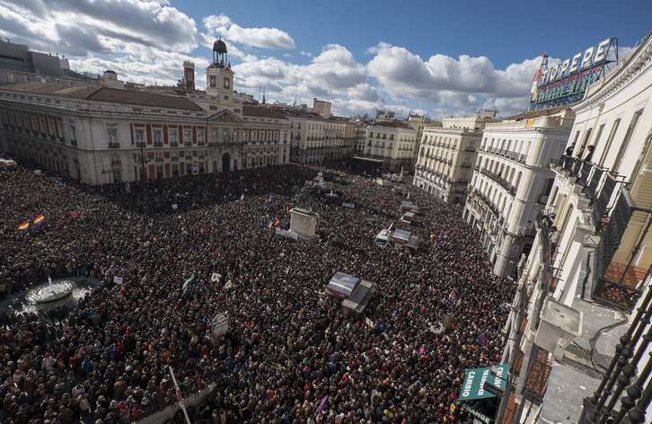Miles de personas en el centro de Madrid. (Pedro ARMESTRE / AFP)