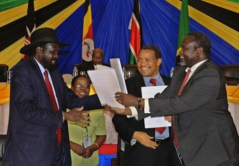 El presidente de Sudán del Sur, Salva Kiir, y el líder rebelde Riak Mashar, en una imagen de archivo. (AFP PHOTO)