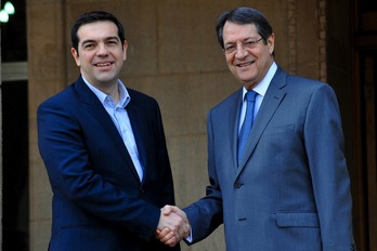 Tsipras y Anastasiades se estrechan la mano en Nicosia. (Maria CHRISTODOULOU/AFP) 
