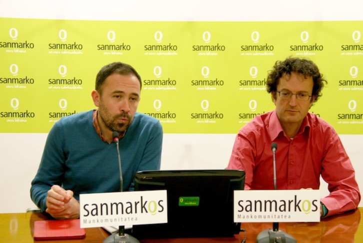 El presidente de la Mancomunidad de San Marko, Denis Itxaso –izquierda–, durante la comparecencia de prensa. (NAIZ)