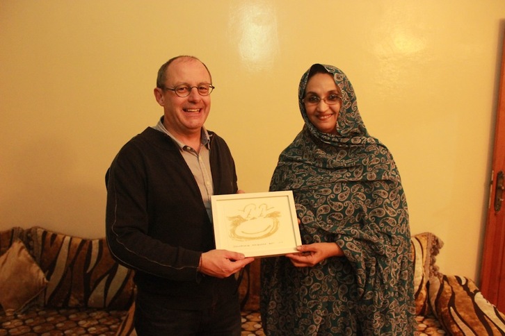 Juan Karlos Izagirre eta Aminatou Haidar ekintzaile sahararra, Aaiunen. (DONOSTIAKO UDALA)