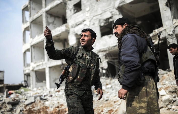 Dos milicianos kurdos conversan en Kobane. (Bulent KILIC/AFP)