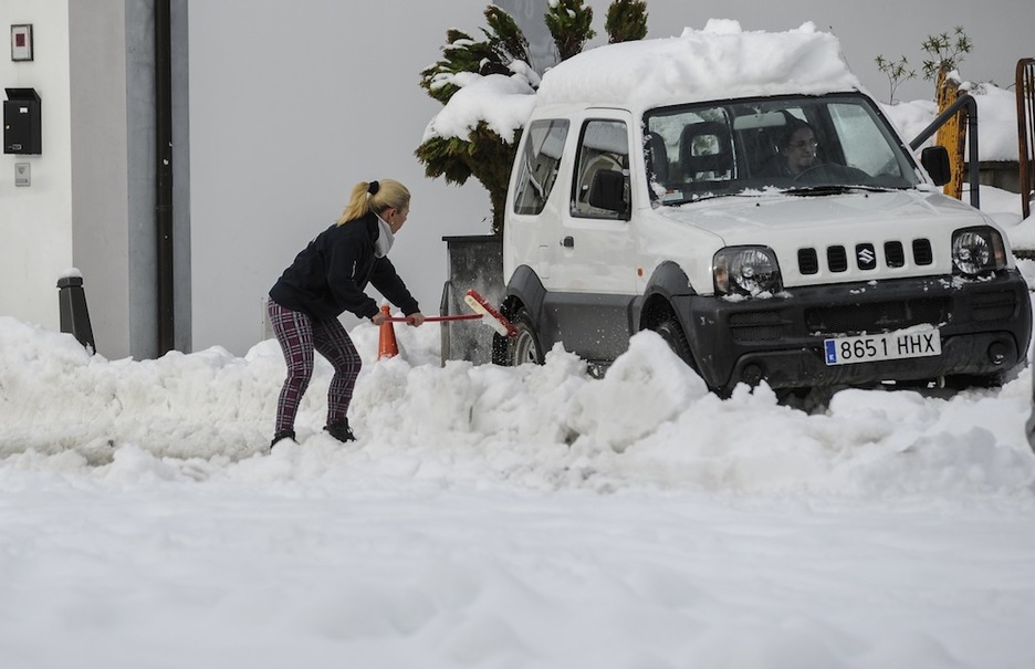 Kotxeei elurra kendu behar izan diete Lekunberrin martxan jarri aurretik. (Jagoba MANTEROLA / ARGAZKI PRESS) Kotxeei elurra kendu behar izan diete Lekunberrin martxan jarri aurretik. (Jagoba MANTEROLA / ARGAZKI PRESS)