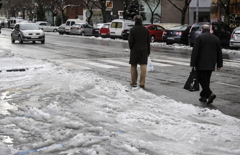 Iruñean errebidetik ibili da jendea espaloien egoera kaxkarragatik. (Jagoba MANTEROLA / ARGAZKI PRESS) Iruñean errebidetik ibili da jendea espaloien egoera kaxkarragatik. (Jagoba MANTEROLA / ARGAZKI PRESS)