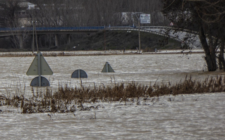 Castejonen gora egin du ibaiak, bide-seinaleak ur azpian utziz. (Jagoba MANTEROLA / ARGAZKI PRESS) Castejonen gora egin du ibaiak, bide-seinaleak ur azpian utziz. (Jagoba MANTEROLA / ARGAZKI PRESS)