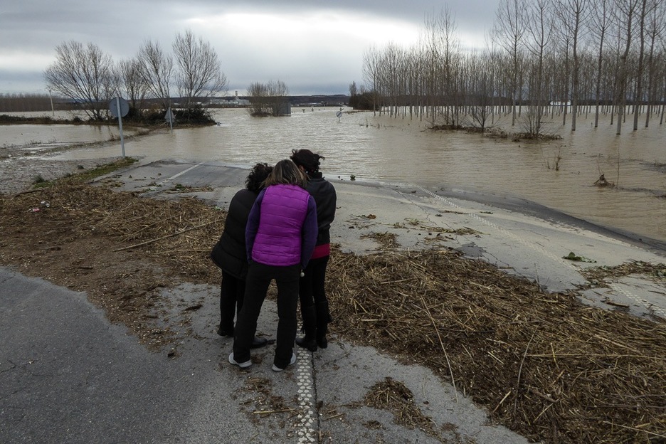 Errepidea ere moztuta geratu da Castejonen. (Jagoba MANTEROLA / ARGAZKI PRESS) Errepidea ere moztuta geratu da Castejonen. (Jagoba MANTEROLA / ARGAZKI PRESS)
