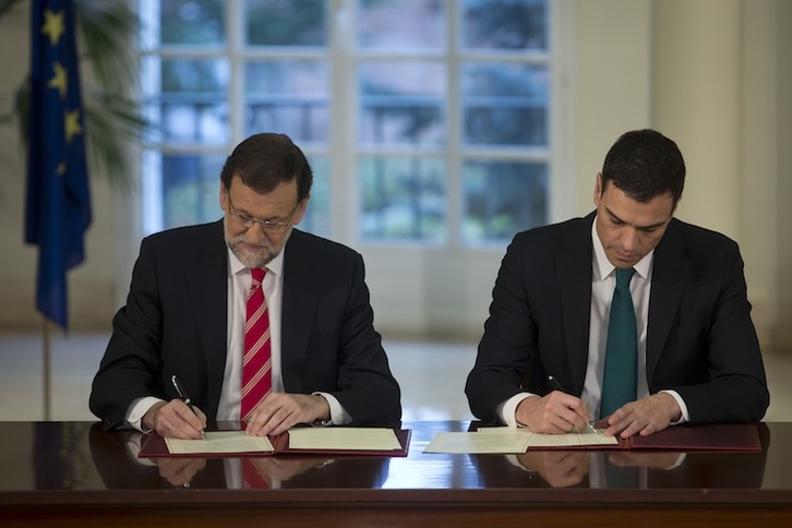 Mariano Rajoy y Pedro Sánchez, durante la firma del pacto. (MONCLOA)