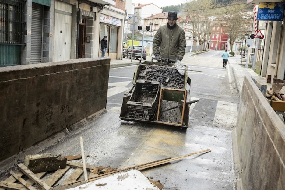 Uholdeen ostean garbiketa lanak Zallan. (Aritz LOIOLA / ARGAZKI PRESS) Uholdeen ostean garbiketa lanak Zallan. (Aritz LOIOLA / ARGAZKI PRESS)