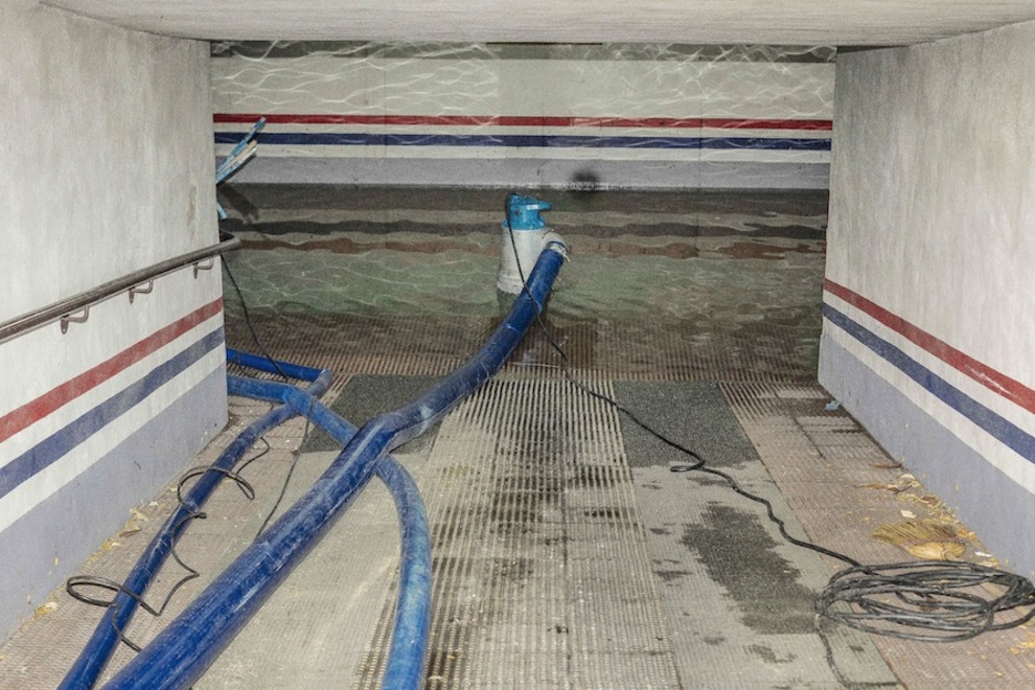 Ur ugari pilatu da garajeetan. (Aritz LOIOLA / ARGAZKI PRESS) Ur ugari pilatu da garajeetan. (Aritz LOIOLA / ARGAZKI PRESS)