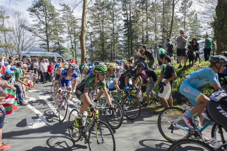 El pelotón en Ixua durante la Itzulia 2014. (Gorka RUBIO / ARGAZKI PRESS)