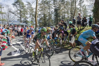 El pelotón en Ixua durante la Itzulia 2014. (Gorka RUBIO / ARGAZKI PRESS)