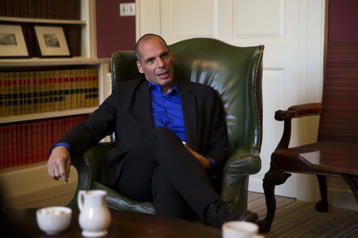 Varoufakis, durante su reunión con el ministro de Finanzas británico, George Osborne. (Matt DUNHAM / AFP)