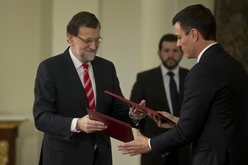 Rajoy y Sánchez, durante la firma de ayer. (MONCLOA)