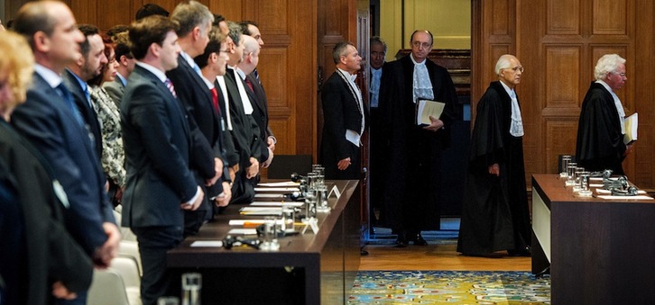 Las delegaciones serbia y croata observan la llegada del presidente de la CIJ, Peter Tomka, para leer el veredicto. (Robin VAN LONKHUIJSEN/AFP) 