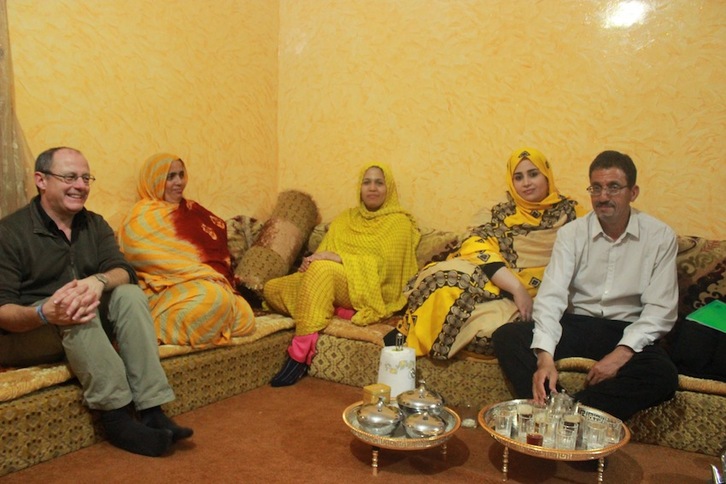 Juan Karlos Izagirre, con el padre, la madre y hermanas de Hassanna Aalia. (DONOSTIAKO UDALA)