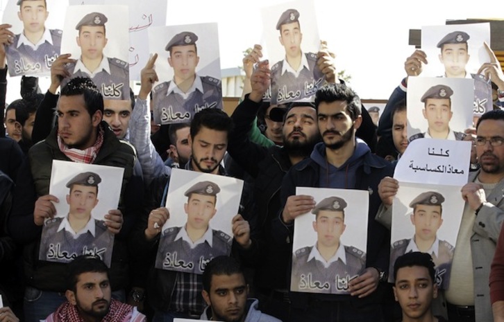 Acto en Amman, capital de Jordania, para pedir la liberación de Muaz Kasasbeh. (Khalil MAZRAAWI / AFP)