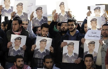 Acto en Amman, capital de Jordania, para pedir la liberación de Muaz Kasasbeh. (Khalil MAZRAAWI / AFP) 