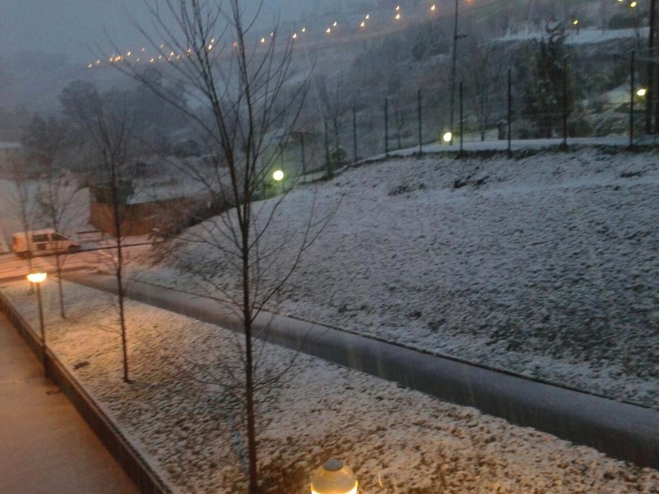 Bilboko San Inazio auzoa, goizean goiz, elurtuta. (@Goikodeustu)