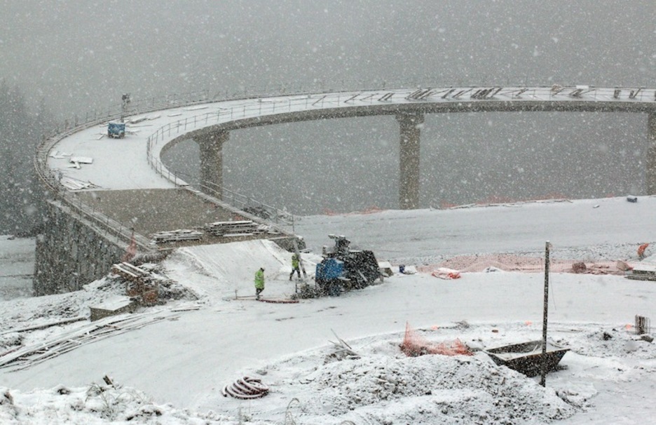 Deskargako mendatean lanean jarraitu dute langileek. (Gotzon ARANBURU)