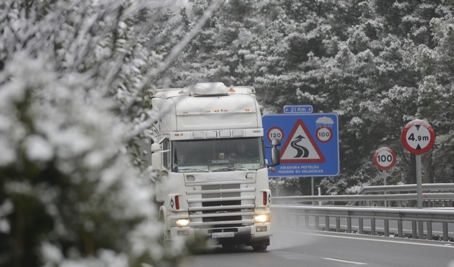 Kamioi bat AP-8 autobidean, Itziarko gainean. (Gorka RUBIO/ARGAZKI PRESS)