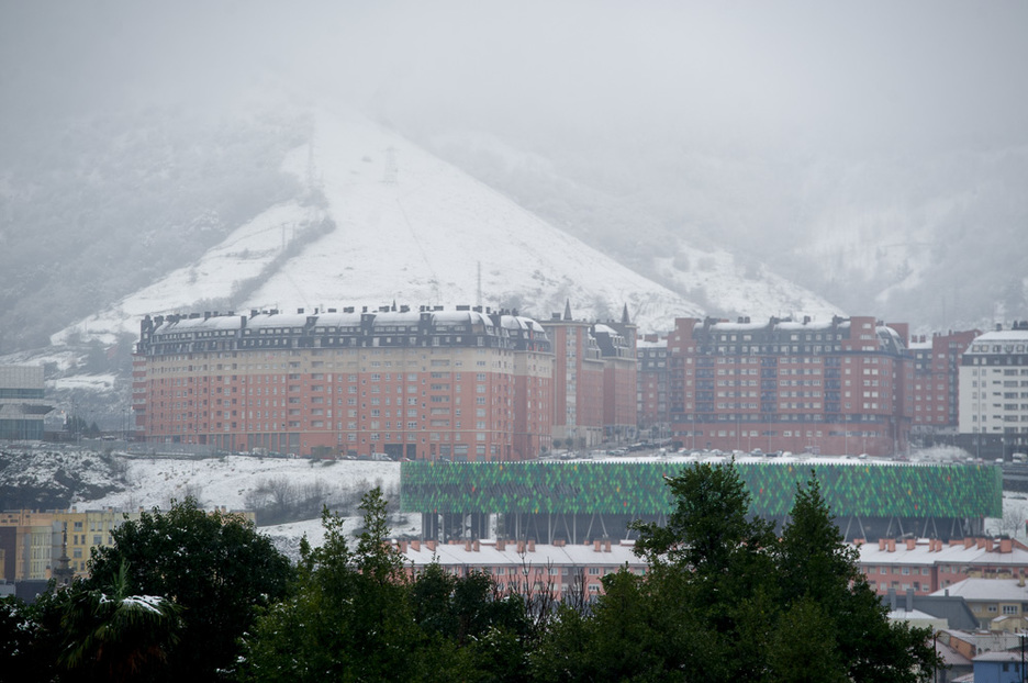 Bilboko Miribilla auzoa, elurtuta. (ARGAZKI PRESS)