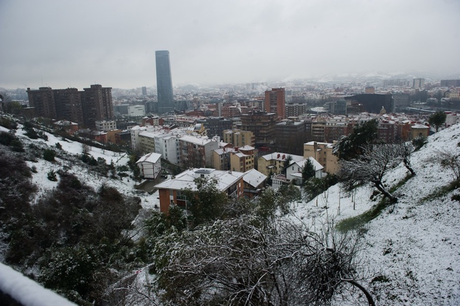Bilboko teilatuak, elurtuta. (ARGAZKI PRESS)