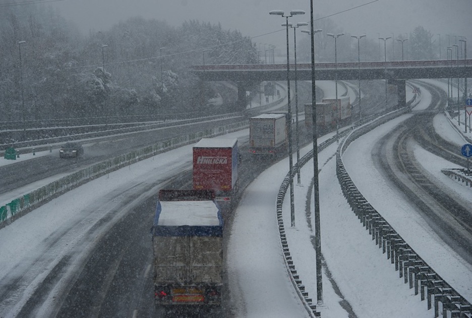 Kamioi ilarak AP-8 autobidean, Zornotza parean. (Luis JAUREGIALTZO/ARGAZKI PRESS)