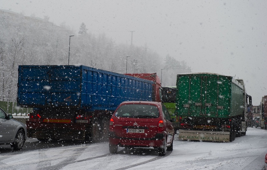 Kamioiak eta autoak geldituta, AP-8 autobidean. (Luis JAUREGIALTZO/ARGAZKI PRESS)